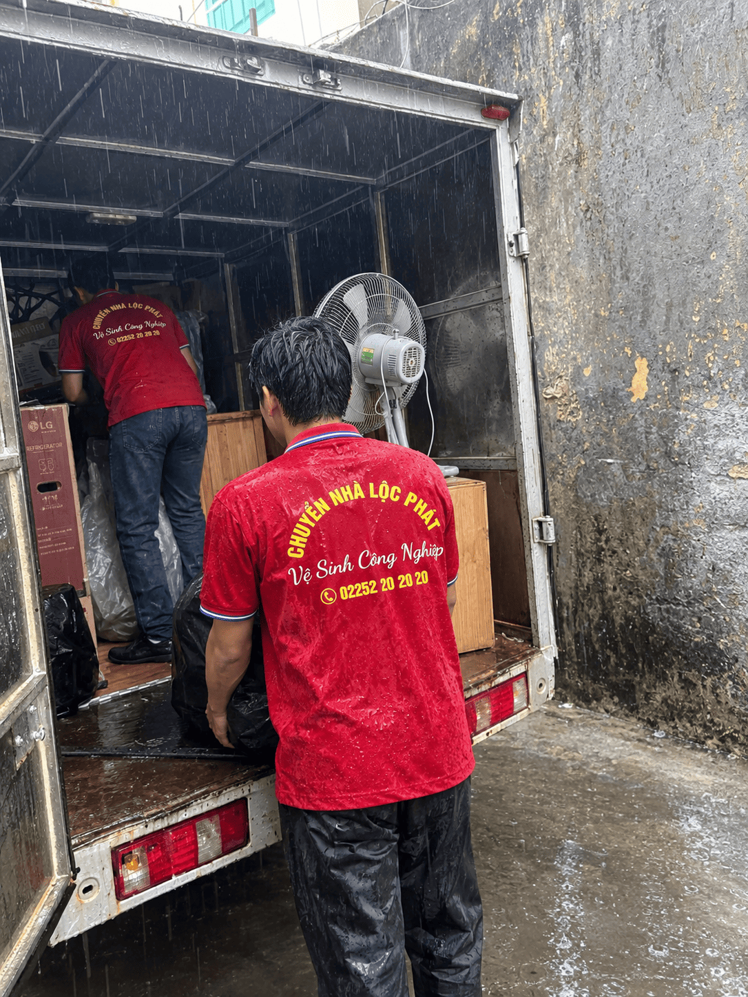 có nên hoãn chuyển nhà khi trời mưa