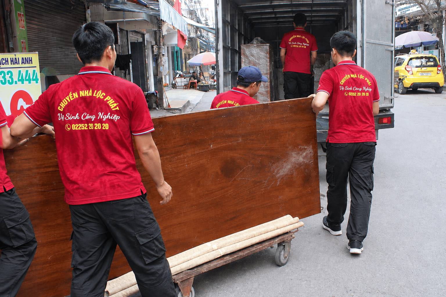 Hành Trình 1 Ngày Làm Việc Của Đội Ngũ Lộc Phát